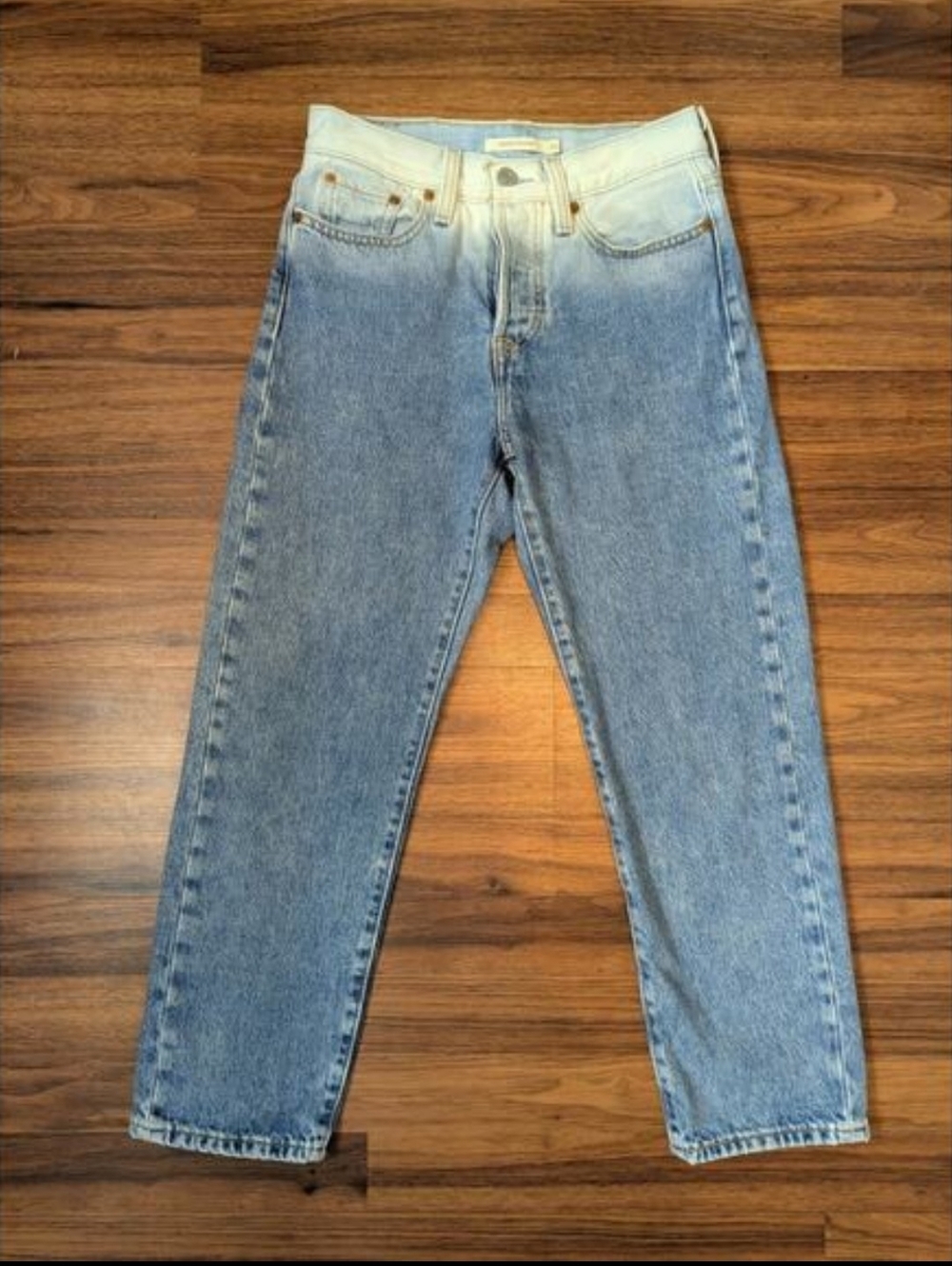 Levi's Wedgie Straight Two-Tone Medium Wash Denim Jeans Size 25 Model-off-duty